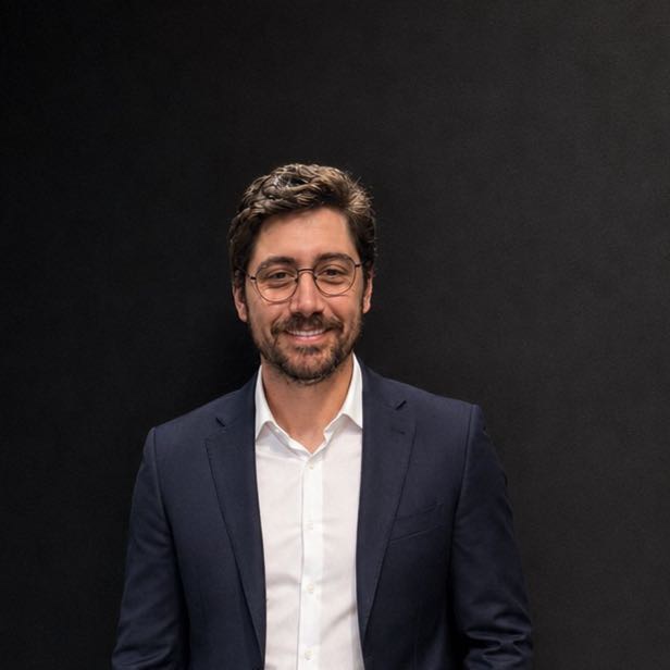Foto de Dr. Davi de Oliveira Leonel, médico criador do LongevCheck. CRM-SP 259.031 | CRM-MG 101.727. Perito | Saúde do idoso, cognição e prevenção de quedas.